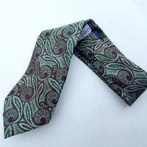 A Sharp Looking Green to Dark Green Patterned Tie Size (OS)